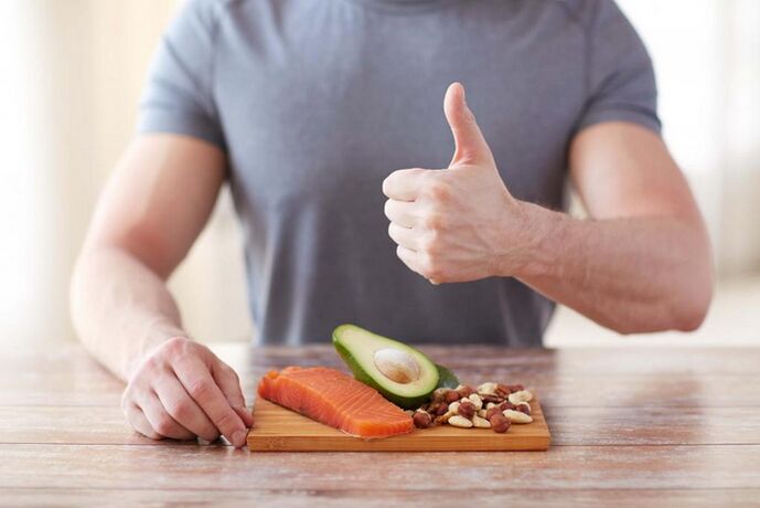 Een man die voeding voor potentie in zijn dieet opneemt