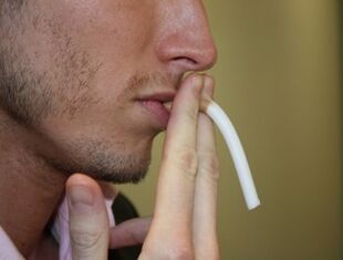 Een man die rookt, loopt het risico problemen met de potentie te krijgen